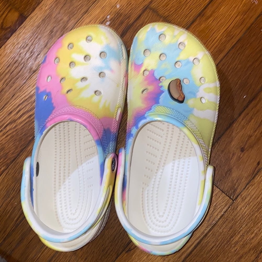 Crocs tye dye kids size 5